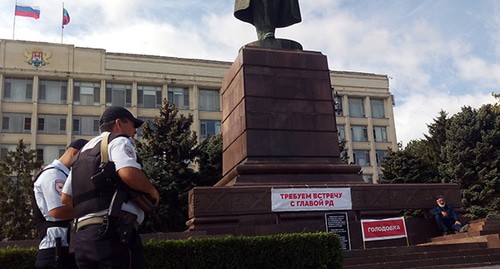 Сотрудники полиции возле места проведения пикета Бектемиром Салиховым. 18 сентября 2020 г. Фото Расула Магомедова для "Кавказского узла"