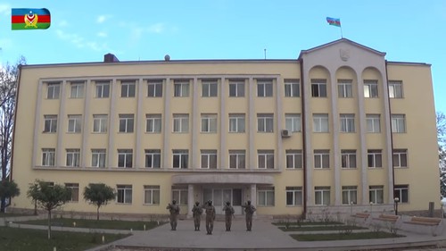 Азербайджанский флаг на административном здании в Шуши. Скриншот из видео на YouTube-канале Минобороны Азербайджана. https://www.youtube.com/watch?v=So7e9mRblfY