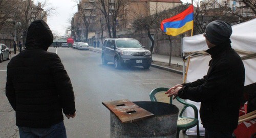 Участники акции греются возле самодельной печки. Ереван, 12 марта 2021 г. Фото Тиграна Петросяна для "Кавказского узла"