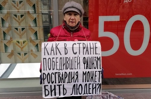 Одиночный пикет Натальи Дорожновой. Волгоград, 21 марта 2021 года. Фото Татьяны Филимоновой для "Кавказского узла".