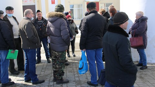 Бывшие сотрудники "Кингкоула" у здания Дома культуры в Гуково в день встречи с конкурсным управляющим. 27 марта 2021 года. Фото Вячеслава Прудникова для "Кавказского узла"