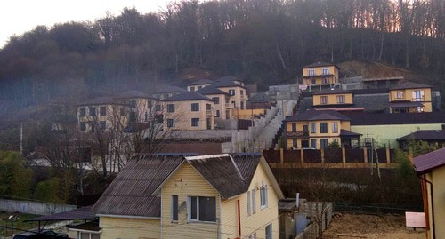 Застройка коттеджами левого берега реки Хорота на оползневом склоне. Фото Светланы Кравченко для "Кавказского узла"