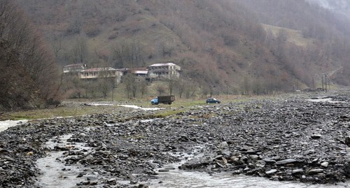 Река Арагви в Душетском районе Грузии, вышедшая из берегов после сильных дождей и размывшая дорогу. Скриншот сообщения https://www.facebook.com/MckhetaMtianeti/posts/3244820625744507?_rdc=1&_rdr