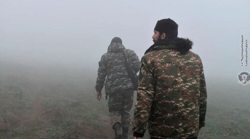 Священник и военнослужащий армянской армии. Фото пресс-службы МО Армении