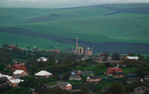 Село Экажево в Ингушетии. Фото: Шалиец  https://ru.wikipedia.org/wiki/Экажево#/media/Файл:Экажево.jpg