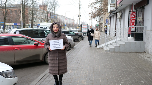 Светлана Мартыненко на пикете против планов властей Ростовской области увеличить тариф на капремонт. Шахты, 11 февраля 2022 года. Фото Сергея Снежина для «Кавказского узла»