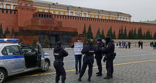 Сотрудники полиции заинтересовались пикетом Олега Орлова. Москва, 10 апреля 2022 года. Фото: Правозащитный центр "Мемориал"* https://t.me/polniypc/2219