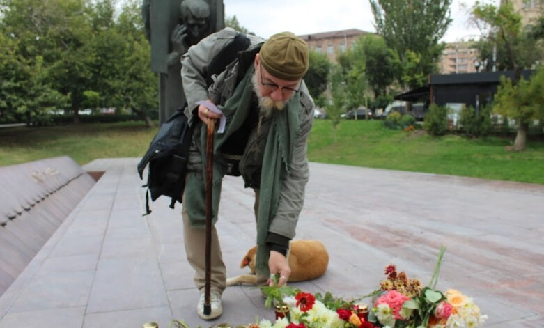 Участник акции "Возвращение имен" возложением цветов чтит память жертв сталинских репрессий. Ереван, 22 октября 2022 года. Фото Тиграна Петросяна для "Кавказского узла".