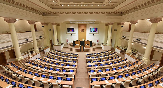 Парламент Грузии. Фото: https://ru.wikipedia.org https://www.interpressnews.ge/ka/article/541150-parlamentis-plenarul-sxdomata-darbazs-zviad-gamsaxurdias-saxeli-mienicheba